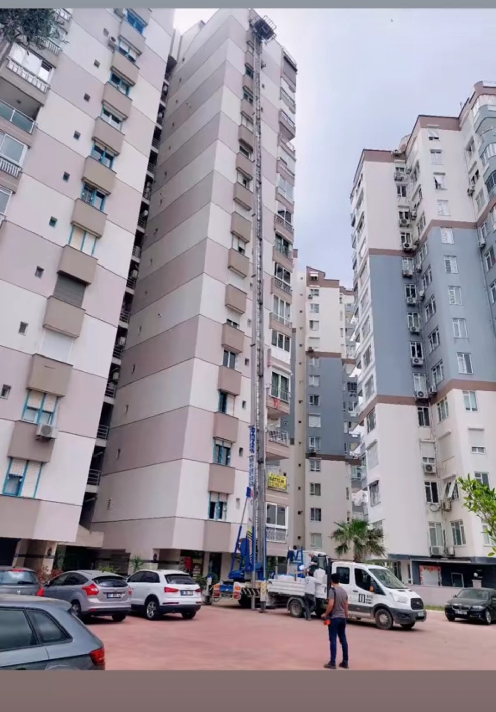 Antalya'da yüksek katlı sitede asansörlü nakliyat çalışması