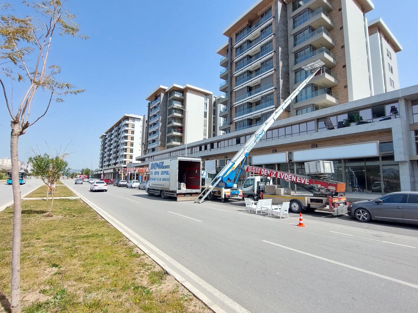 Antalya evden eve nakliyat için cadde üzerinde asansör kurulumu